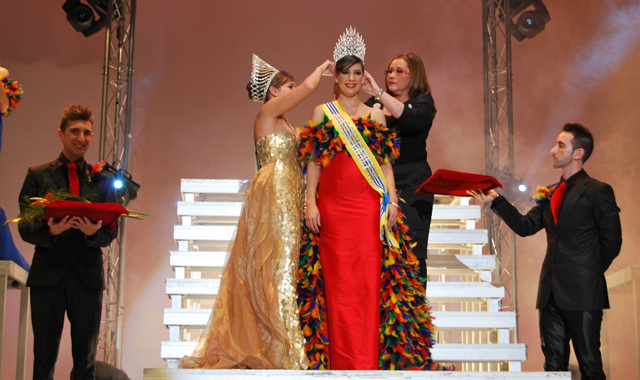 La alcaldesa de Isla Cristina corona a la reina juvenil del Carnaval 2014