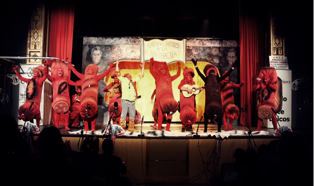 Actuación de la chirigota '¡Los chorizos, al infierno!'