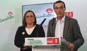 El secretario general del PSOE de Huelva, Ignacio Caraballo y la alcaldesa de Isla Cristina, María Luisa Faneca en la comparecencia de este viernes.