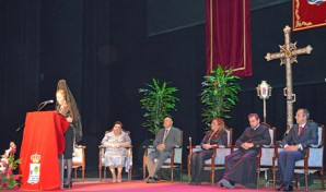 La Alcaldesa junto al Rdvo Parroco y resto de autoridades y miembros del Consejo en el Pregón