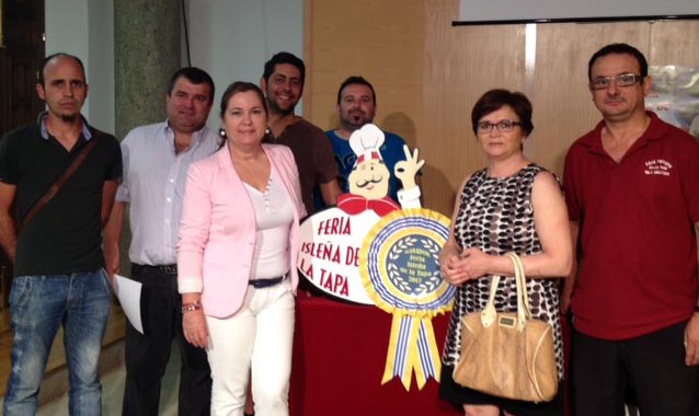 La Teniente de Alcalde, Isabel Lopez junto a algunos d elos participantes en la Feria este año