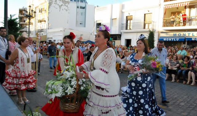La autoridades ofrecen sus flores a la Virgen del Carmen