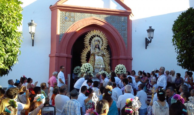 La-Virgen-de-los-Clarines-sale-de-la-parroquia