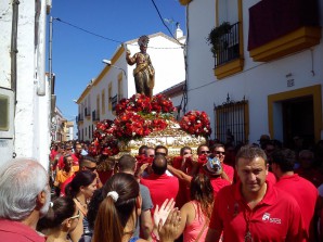 San Bartolomé procesiona