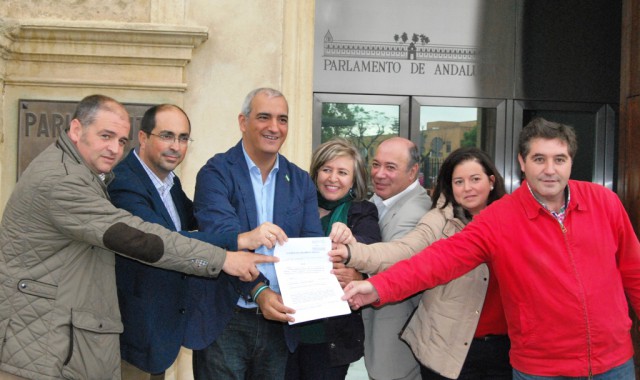 Alcaldes y concejales andalucistas tras la presentación de la ILM sobre la Renta Social Báica