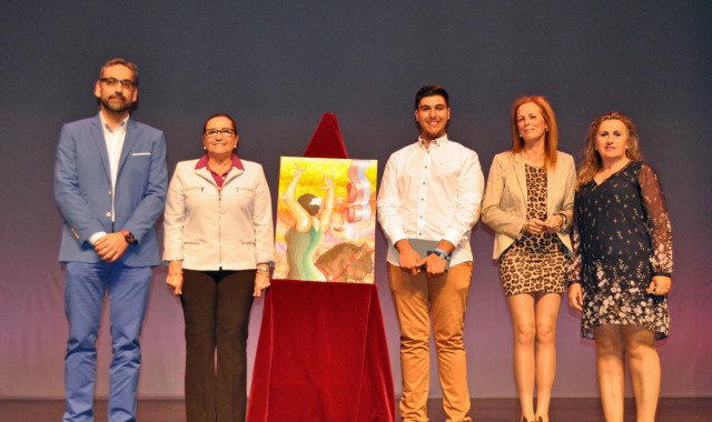 La Alcaldesa isleña y el Alcalde de Ayamonte, el autor, la presidenta de la AAVV y la tesorera junto al Cartel anunciador de las Fiestas
