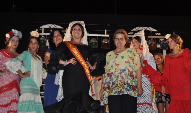 La Alcaldesa de Isla Cristina fue la encargada de imponer las Mantillas a las Reinas, en la imagen junta a la Juvenil Blanca Esparragosa
