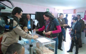 Loles López ejerce su derecho al voto