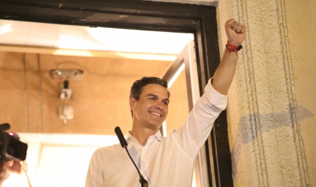 Pedro Sánchez celebra su victoria