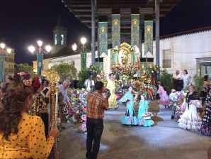 La ofrenda de flores marca el inicio de la Romería de San Isidro en Cartaya