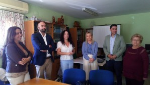 La Consejera de Políticas Sociales visita a los mayores de Isla Cristina