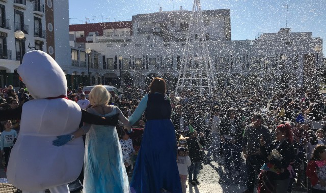 Las precampanadas Fin de Año traen la nieve a Isla Cristina