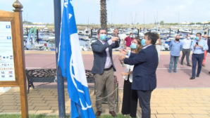Correa iza las banderas azules en los puertos deportivos de Ayamonte y Punta del Moral
