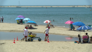 Cruz Roja ayuda a vencer obstáculos en la playa del Caño de la Culata