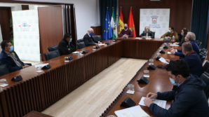 El Ayuntamiento de Cartaya y el sector agrícola abordan la seguridad frente al Covid-19