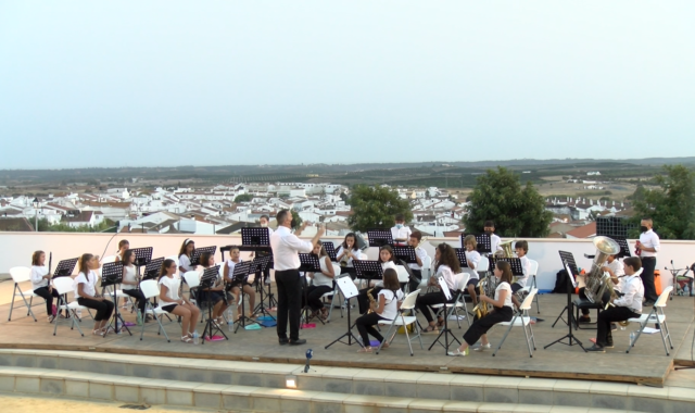 La Banda Infantil de Musíca de Villablanca estrenó el nuevo auditorio Blanca Villa