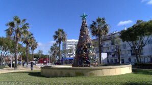 Un gran árbol con motivos marineros viste la Navidad puntaumbrieña