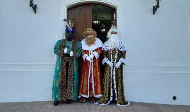 Los Reyes Magos entregan personalmente caramelos y pelotas en Villablanca