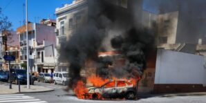 Sale ardiendo un coche en las calles de Isla Cristina