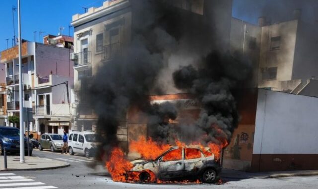 Sale ardiendo un coche en las calles de Isla Cristina